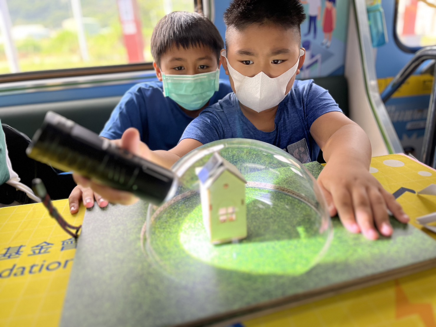 G22恒峰參與基礎科學主題車廂，以STEAM教學精神，設計「逐日科學家」、「太陽能工程師」以及「淨零建築師」三大能源科普課程和實驗